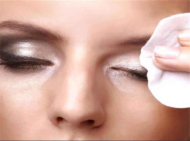 روش‌های طبیعی برای پاک کردن آرایش صورت و چشم