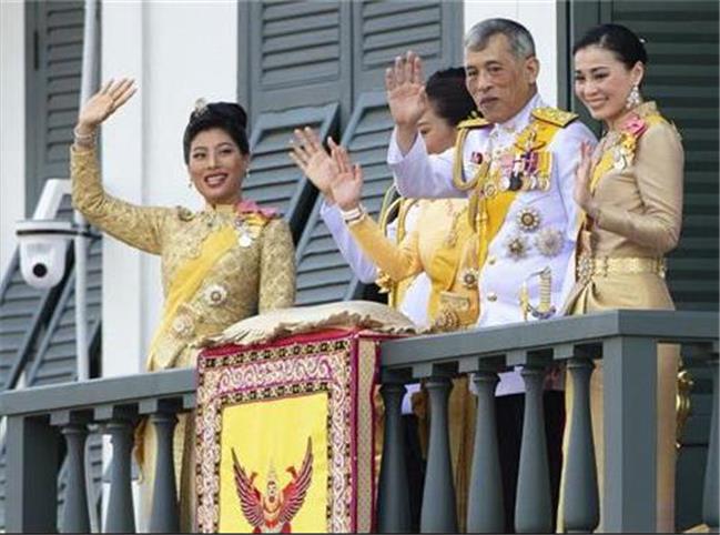 پادشاه تایلند به همراه ۲۰ زن در یک هتل لوکس قرنطینه شد