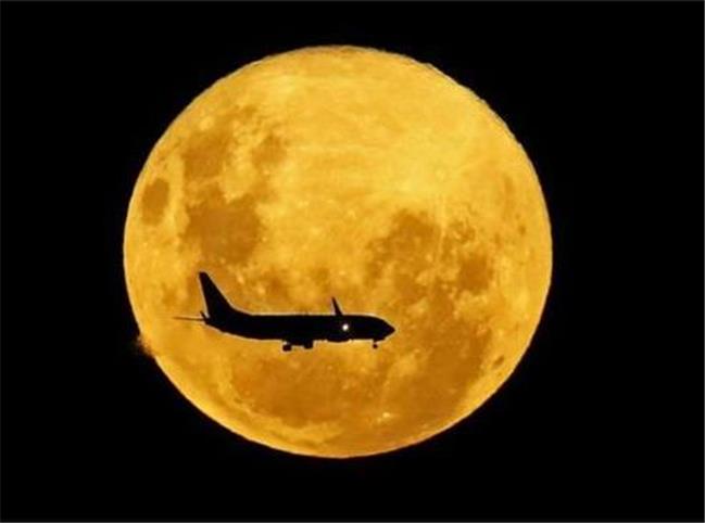 «اَبَرماه صورتی» چیست؟ کی و چطور آن را ببینیم؟