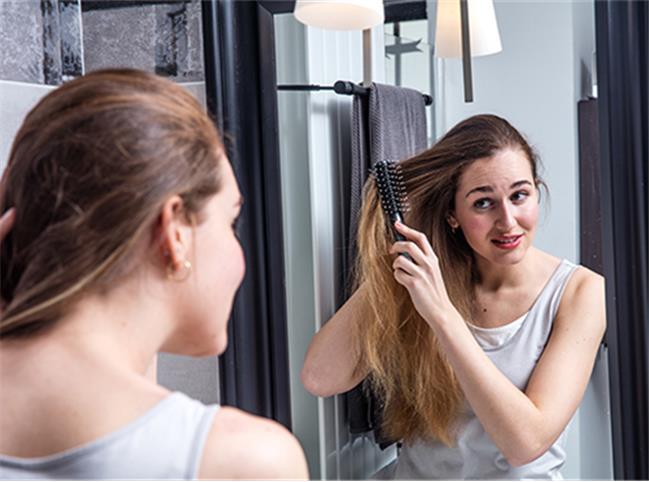 10 عادت روزانه که باعث کم پشت شدن موهای‌تان می شود