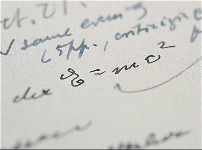 دست‌نوشته اینشتین درباره معادله معروف E=mc² حراج شد