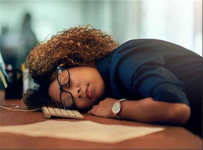 ۱۰ دلیل اینکه بعد از کار بیش از حد احساس خستگی می‌کنید + روش‌های حل