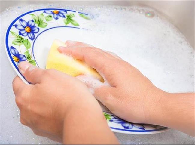 ۶ فایده باورنکردنی شستن ظروف با دست