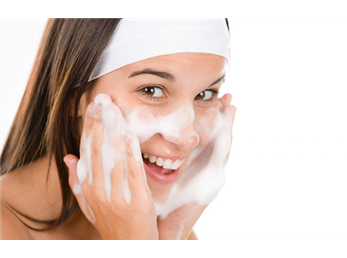 خوابیدن با آرایش چه آسیب‌هایی به پوست می‌زند؟