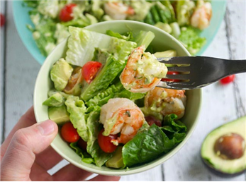 طرز تهیه یک سالاد لاکچری با میگو