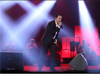 قسمتی از کنسرت رحیم شهریاری 17 آبان در تهران که به زلزله زدگان آذربایجان تقدیم کردند