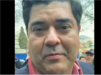 هم خوانی سالار عقیلی با یک گروه موسیقی خیابانی در میدان تجریش