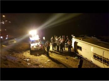 تعداد کشته ها و مصدومین حادثه واژگونی اتوبوس مشهد ـ بندرعباس در کرمان