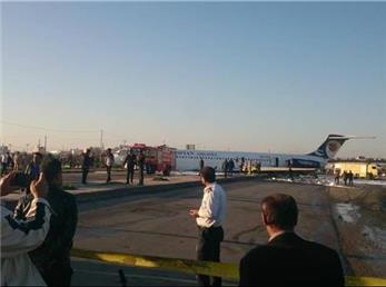 خروج یک هواپیمای مسافربری از باند در هنگام فرود در بندر ماهشهر + فیلم