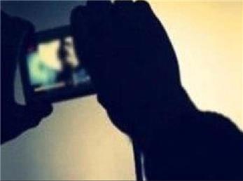 قضیه لو رفتن عکس برهنه آقای سرمربی و فاش شدن فساد اخلاقی اش