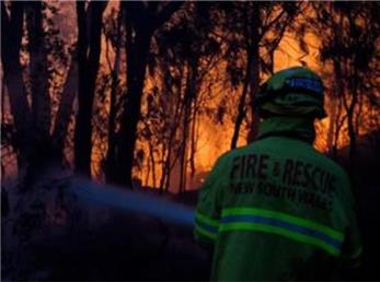 فرار آتش نشان های استرالیایی از شدت پیشروی حریق