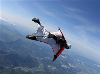 حرکت وینگ سوییت و شیرجه دیوانه وار به داخل هواپیما