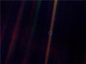 نقطه ی آبی کمرنگ / زادگاه و گورستان تمامی موجودات زنده