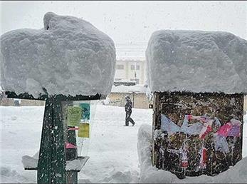 ببینید: برف و کولاک مسافران جاده های گیلان را گرفتار کرده است