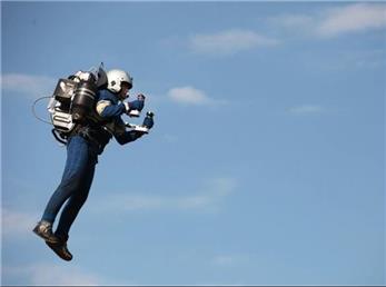 ویدیویی عجیب از پرواز انسان با جلیقه پروازی