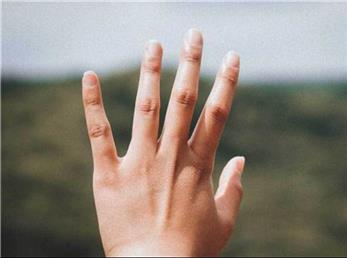 دلیل وجود لکه های سفید روی ناخن چیست؟