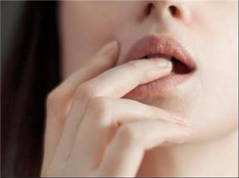 چکار کنیم که کمتر به صورتمان دست بزنیم؟