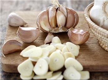 ۷ درمان تقلبی کرونا؛ از روغن بنفشه و خاکشیر تا سیر و نقره نوشیدنی