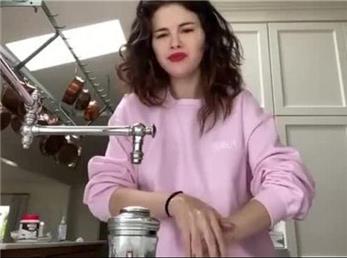 چالش سلنا گومز برای شستن دست+ ویدیو