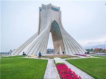 نور پردازی زیبای  برج آزادی با موضوع کرونا