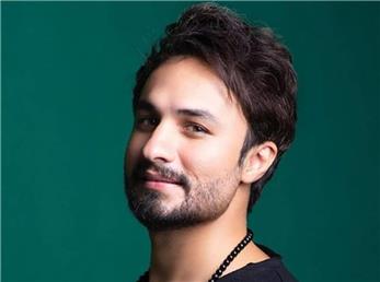 کنسرت آنلاین راغب و اجرای آهنگ های نوستالژی