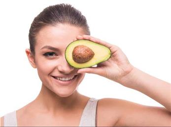 11 ماده غذایی که کمک می‌کنند 10 سال جوان‌تر به نظر برسید