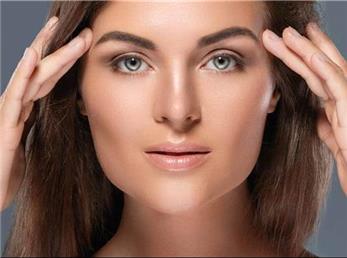 با ۴ تمرین ساده در منزل افتادگی ابروهای خود را درمان کنید