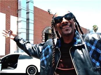 عکس رپر مشهور امریکایی در کنار پیکان با پلاک تهران