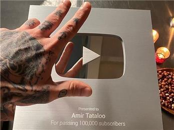 ویدیو/ دریافت لوح تقدیر امیر تتلو از شرکت یوتیوب برای 100.000 اشتراک