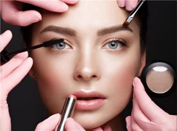 اشتباهات رایج آرایش برای خانم ها که سن آنها را بزرگتر نشان میدهد