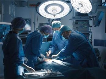 حمله و ضرب و شتم شدید همراهِ بیمار کرونایی به متخصص بیهوشی در پیرانشهر+عکس