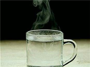 فواید شگفت انگیز نوشیدن آب گرم