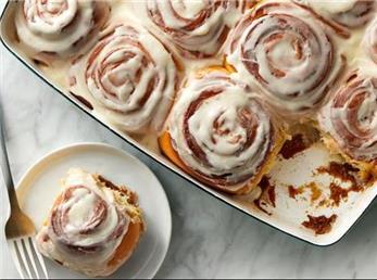 رول دارچینی فوری همراه با روکش پنیری؛ خوش عطر و طعم به سبک سوئدی