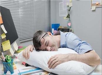 بهترین زمان برای چرت زدن چه ساعتی از روز است و چه فوایدی دارد؟