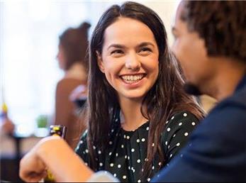 11 ترفند برای اینکه دیگران را مجذوب خود کنید