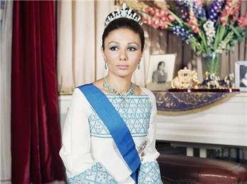 حراج یک لباس متعلق به فرح پهلوی به قیمت 8800 دلار