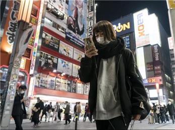 شهری در ژاپن که راه رفتن با تلفن را ممنوع کرد