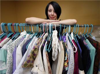 بلاگری که با تعمیر و استفاده مجدد از لباس‌هایش معروف شد