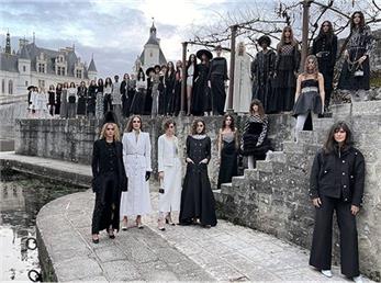 نگاهی به فشن شوی شنل؛ بازگشت لگینگ و کمربند زنجیری