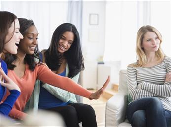 بلایی که حسادت بر سرِ عزت‌نفس شما می‌آورد