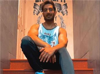 فرزاد فرزین از خوانندگی تا ایفای نقش «پارسا» در سریال ملکه گدایان