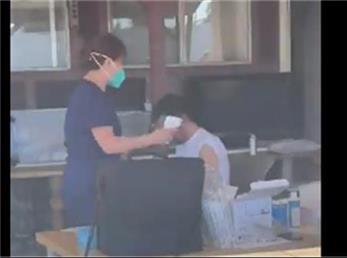 عکس ماری‌جوانا روی صورت شهاب حسینی در لحظه واکسن زدن+ فیلم