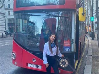 زن راننده اتوبوسی که به دلیل چهره زیبا معروف شد