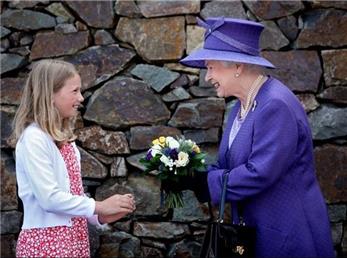 11 باری که ملکه الیزابت خودش قوانین و پروتکل‌های سلطنتی را شکست