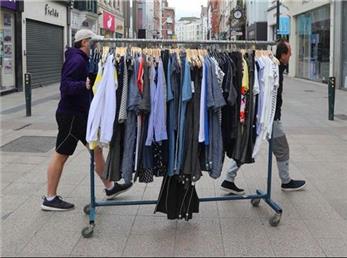 انگلیسی‌ها هر ۵ دقیقه ۳ هزار کیلو لباس دور می ریزند