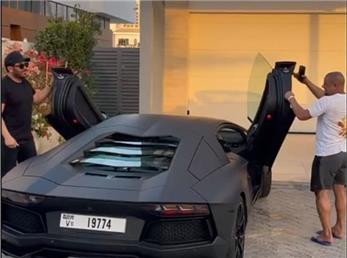 دور دورِ گلزار با رُبروتو کارلوس در ماشین فوق لاکچری