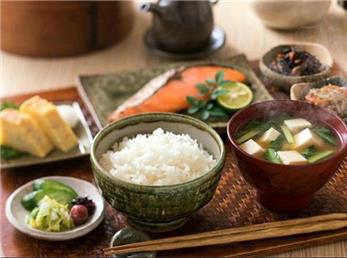 چرا ژاپنی‌ها هر روز برنچ می‌خورند اما چاق نمی‌شوند و جوان می‌مانند؟