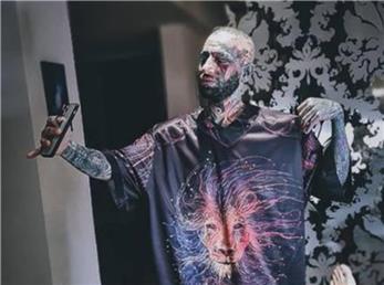 تصویر امیر تتلو در یک بنر تبلیغاتی که باعث عصبانیت طرفدارانش شد!