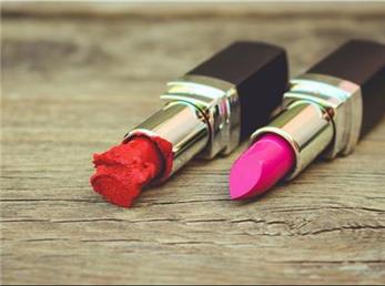 رژ لب‌های شکسته و له شده را چطور تعمیر کنیم؟