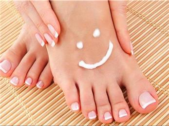 7 راه برای مراقبت از پاهای خسته ای که در یک روز پرتلاش شما را همراهی کرده‌اند